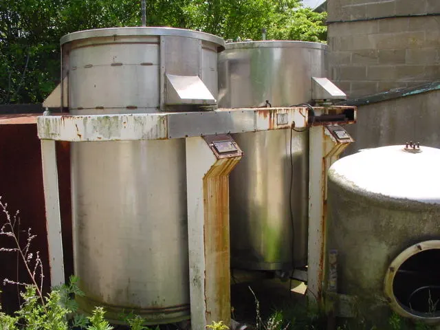 950 L S/S Vertical Enclosed Tank