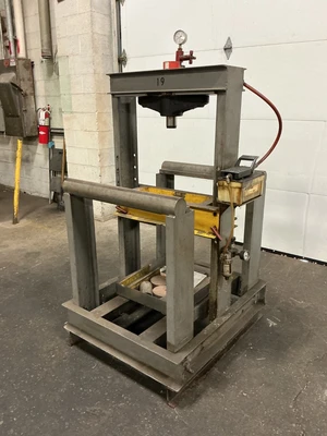 Used POWER TEAM _UNKNOWN_ Hydraulic Cylinders | Equipment Recovery Corp. #1330968