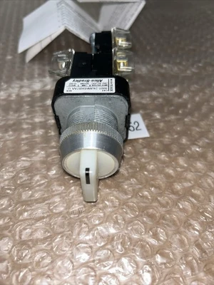 NEW Allen-Bradley 800T-24JWH5KB7AA
