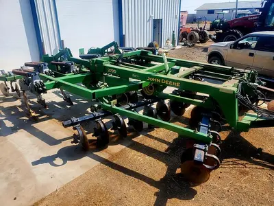 USED JOHN DEERE 2700