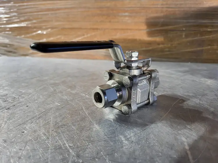 New | in-Stock SWAGELOK SS-63TS8 Valves/Fittings British Columbia CA | Lenmark #255381