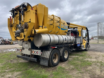 USED 2017 PETERBILT 567 6X4