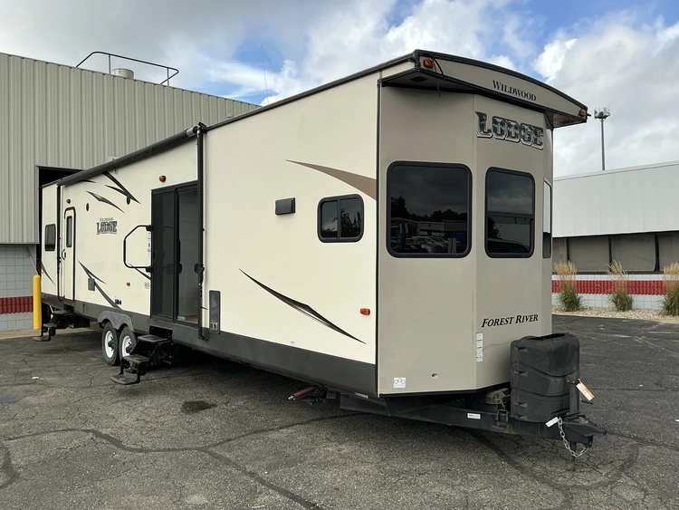 Used 2017 WILDWOOD LODGE 394FKDS Campers, Caravans, Motorhomes Michigan US | Miedema Asset Management Group #1402838