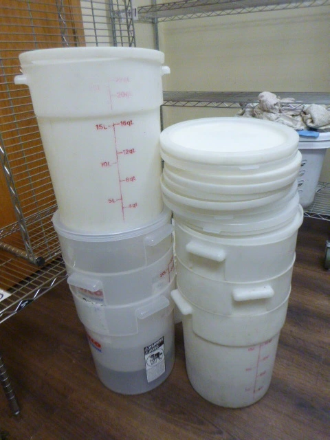 24 Quart Food Containers with Lids