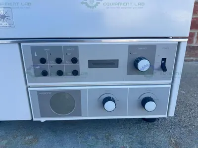 USED YAMATO DP32 VACUUM OVEN 250°C, 1 CU. FT. W/ KNF UN820.3FTP IP44 DIAPHRAGM PUMP