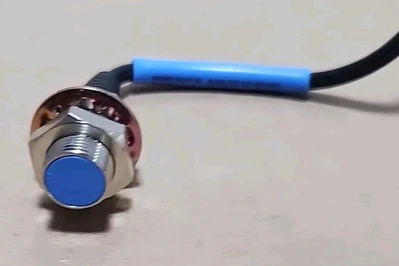 NEW KEYENCE EZ-12M