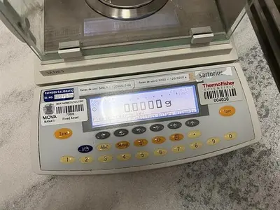 Sartorius model LA120S analytical scale