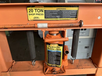 USED CENTRAL HYDRAULICS 20 TON