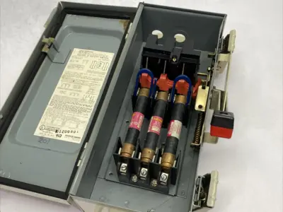 USED SCHNEIDER ELECTRIC SQUARE D SAFETY SWITCH, HEAVY DUTY, FUSIBLE, 30A 3-POLE 20HP