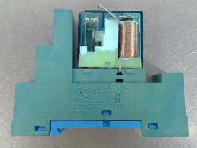 Finder - Type: 95.75 - DIN-Rail Screw Terminal Socket w/ Type: 40.52 Loc4E30