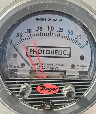 DWYER PHOTOHELIC PRESSURE Max 25PSIG Cat 3002C Gauge Loc6E-18