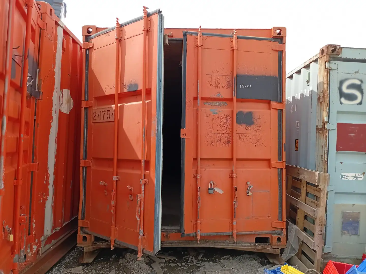 40 ft Insulated Shipping Container on a Skid w/ Shelving & Electrical - 24754