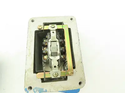 Square D 2510-KR-2H Manual Motor Start Switch Type 4 Watertight 10HP 600V 3PH