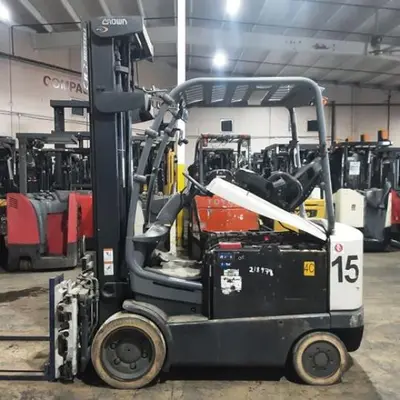USED 2019 CROWN FC5225-60