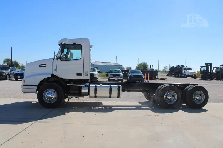 Used 2014 VOLVO VHD64B200 Cab Chassis trucks Texas US | Roll Off Truck World #1491961