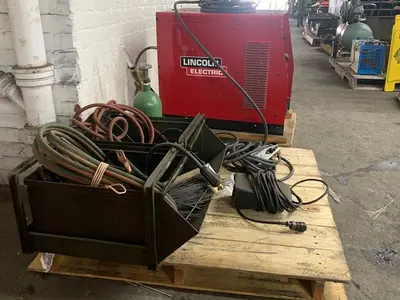 5916-300 Lincoln Electric Squarewave 275 TIG or Stick AC/DC Welder