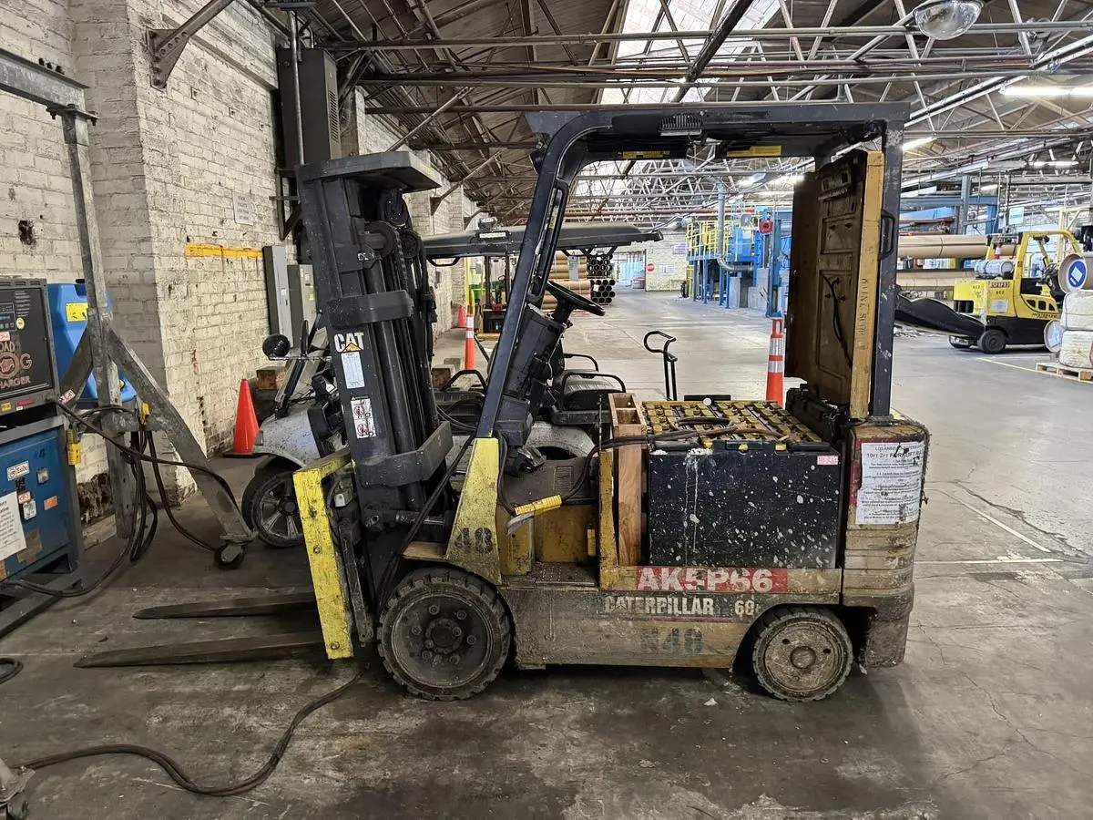 USED CATERPILLAR ELECTRIC FORKLIFT