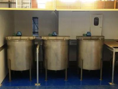 9,000L Stainless Steel Enclosed Tank.