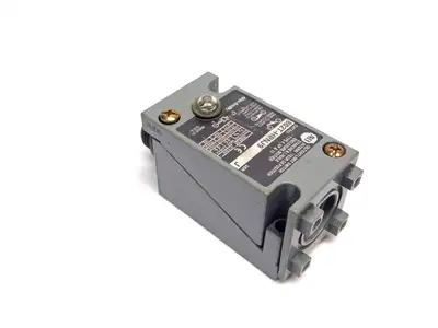 USED ALLEN BRADLEY OIL-TIGHT LIMIT SWITCH TYPE 4,6P,13