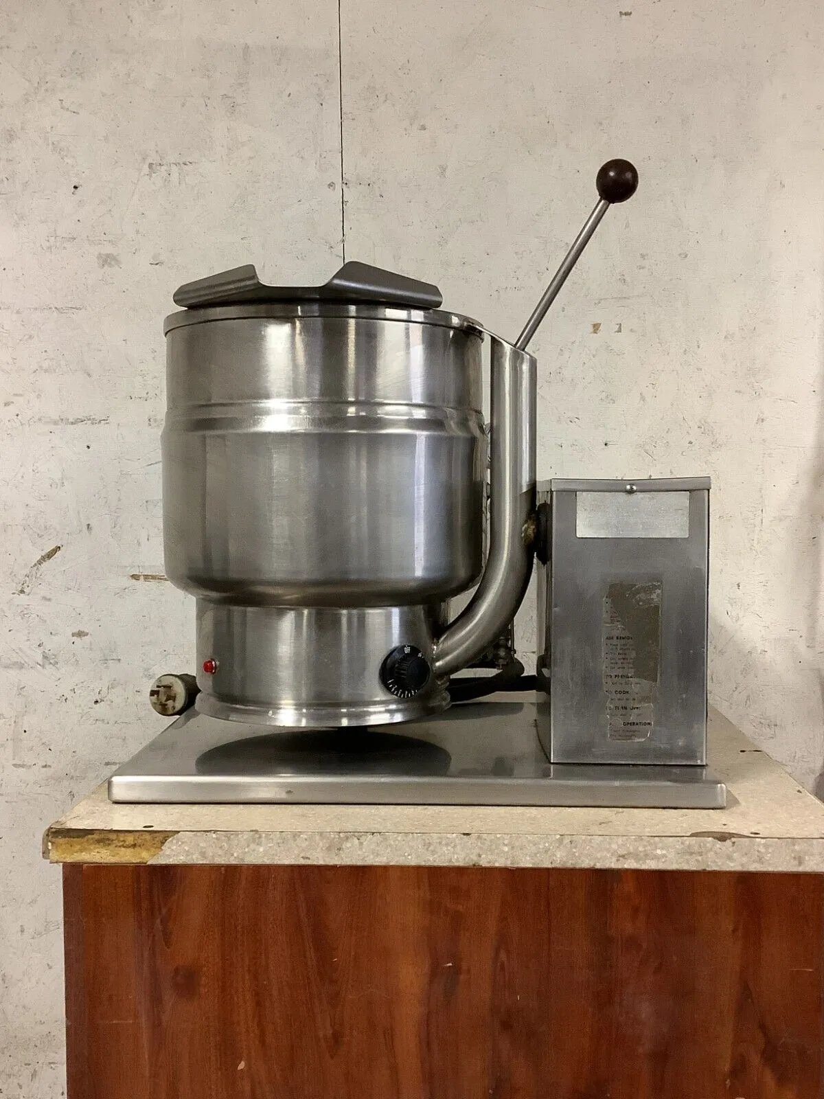 152-0609 Groen TDB 20 Quart Countertop Electric Tilting Kettle