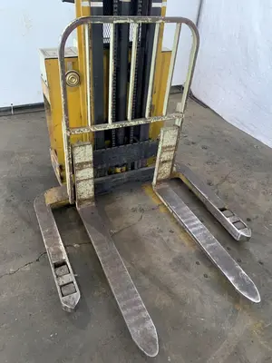 4000 LB. YALE ELECTRIC WALK BEHIND FORKLIFT. STOCK # 1060923.