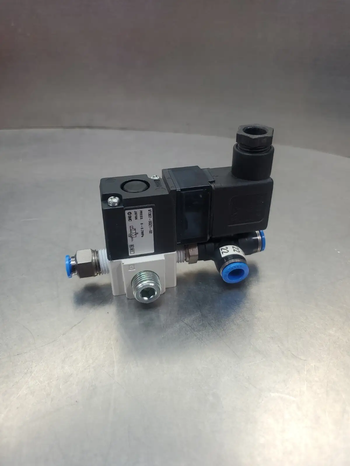 SMC VT307-5DZ1-02 SOLENOID VALVE 3-PORT 1/4" NPT 3-WAY w/Connector Mod. 6D-9