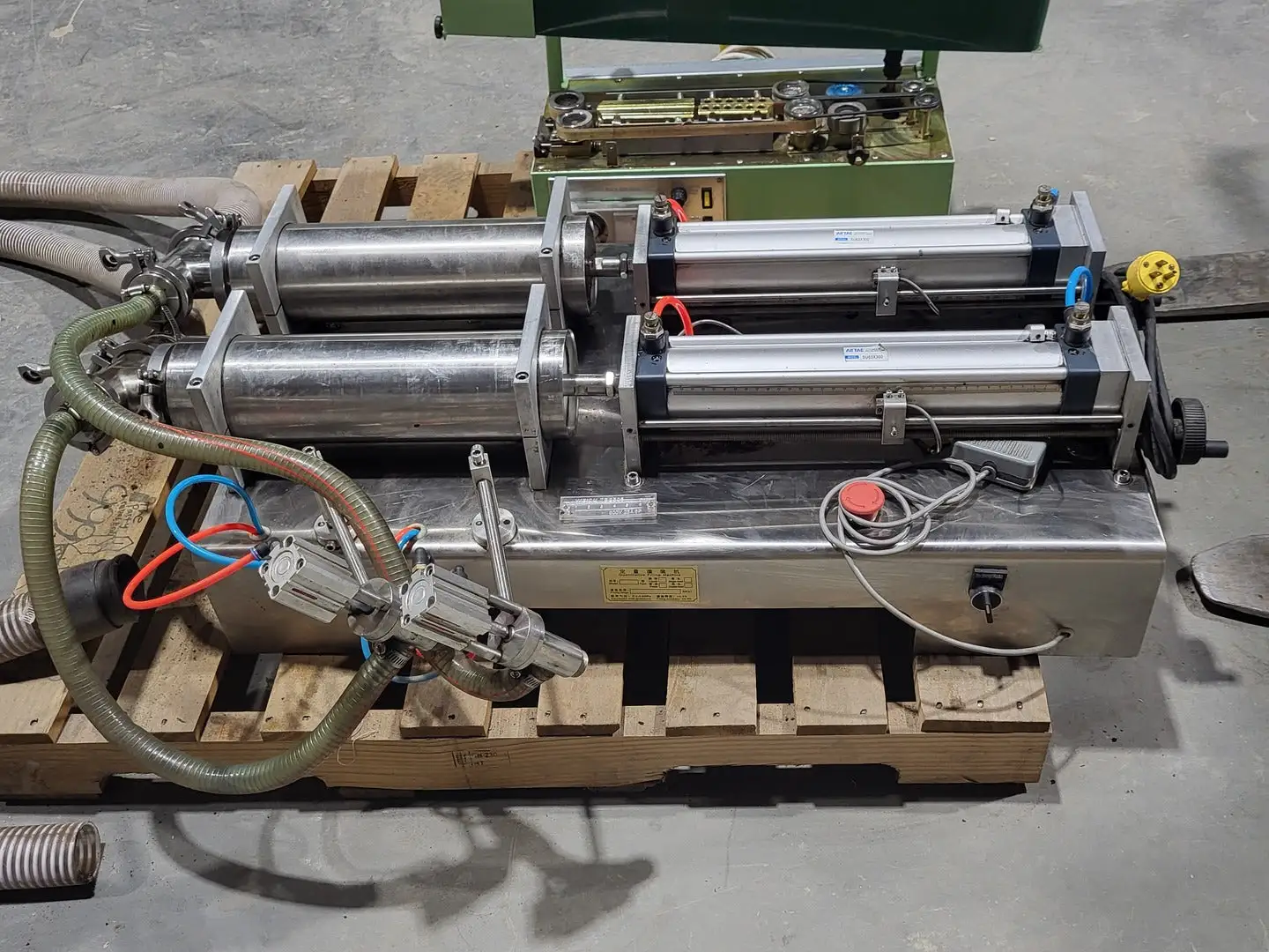 Pneumatic Liquid Filling Machine, Double-Head, Model 3000