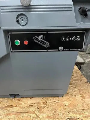 USED 1982 INVICTA RJ-42