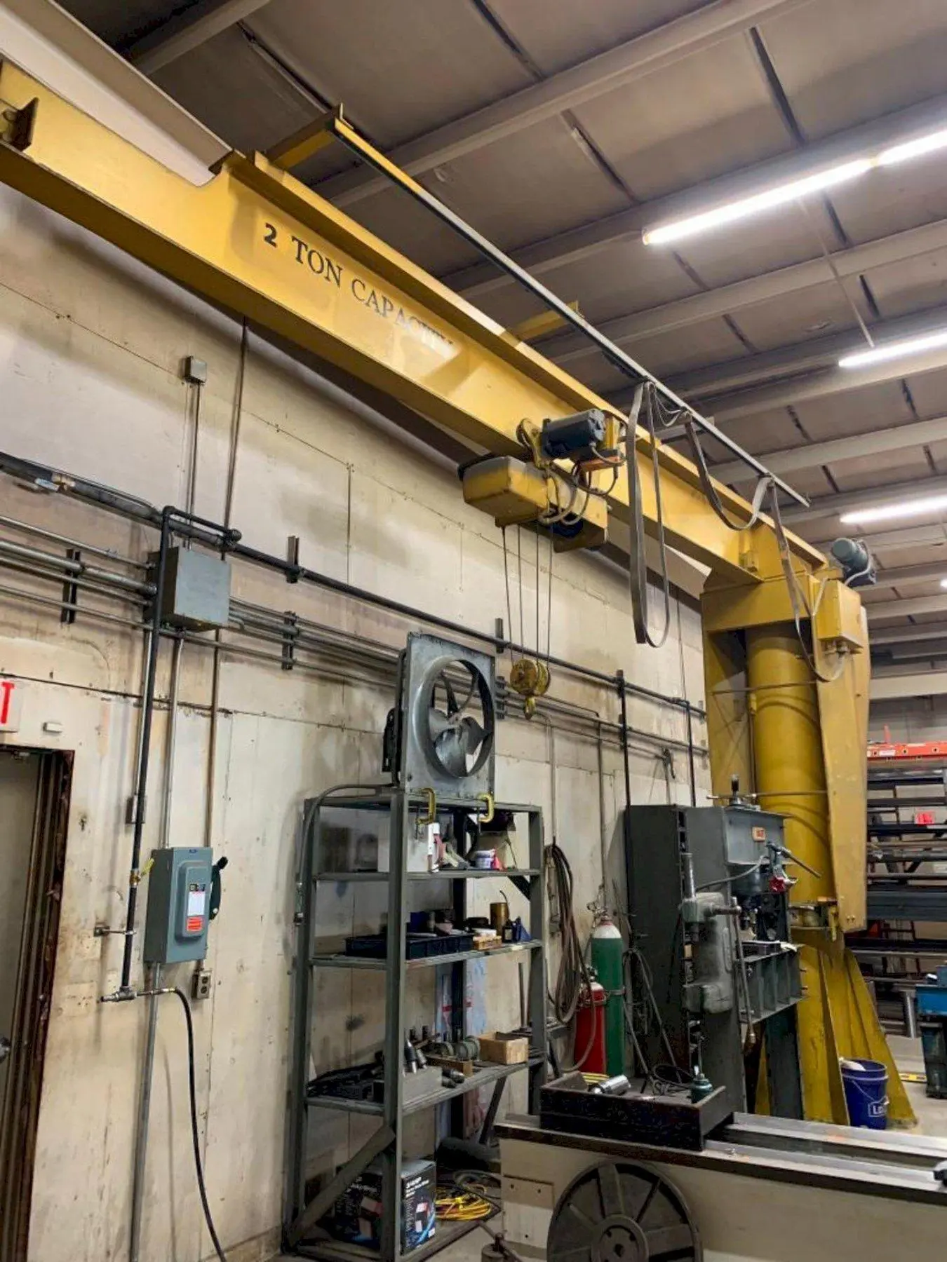 2 TON X 18' SPAN X 12' HIGH HOWE FREE STANDING JIB CRANE, WITH REMOTE CONTROL,  POWER ROTATION & YALE 2 TON HOIST: YOBRO #24579