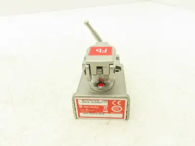 Allen Bradley 440T-MSALE10FB Guardmaster Trapped Key Interlock Switch with Key