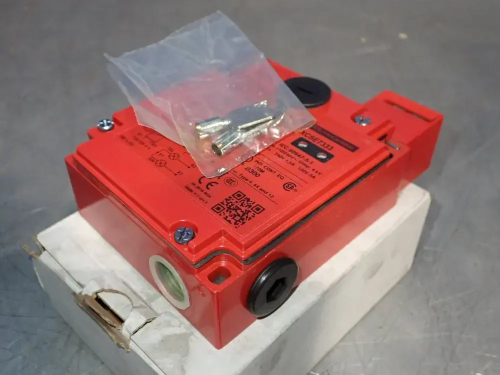 NEW TELEMECANIQUE XCSE7333