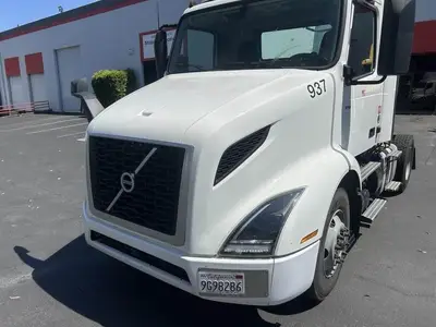 USED 2022 VOLVO VNR42T300