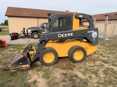 Used 2015 JOHN DEERE 326E WITH 1,162 HOURS Skid Steer Loaders Michigan US | Miedema Asset Management Group #1424758