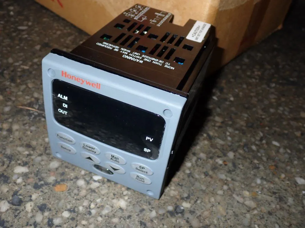 Used HONEYWELL UDC3200 / DC3201CE100R21010000000 Temperature Controls Ohio US | HGR 24 #1133424