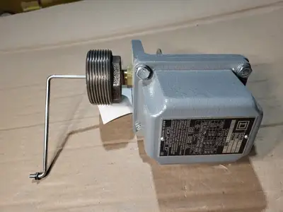NEW SQUARE D 9037