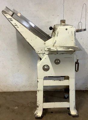 152-0546 Oliver 797 Bread Slicer