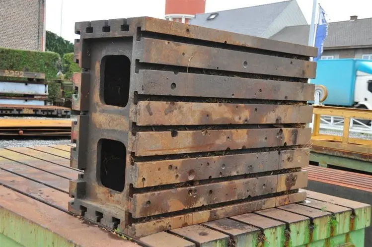 Used CLAMPING TABLE 1535 X 1055 X 665 MM Angle Plates BE | Apt International N.V #366397