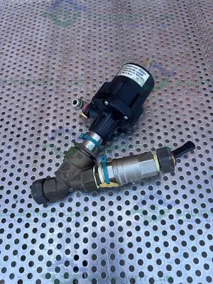 USED GEMU 554/15 PNEUMATIC ANGLE SEAT GLOBE VALVE W/ 1/2" COMPRESSION FITTING, VALVE