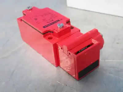 USED TELEMECANIQUE XCSB703