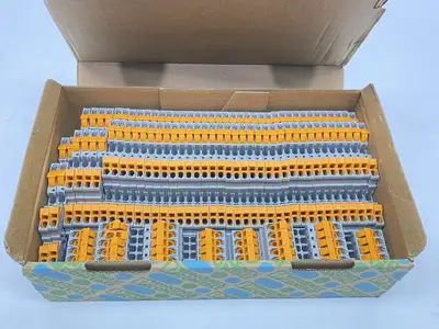 USED PHOENIX CONTACT DOUBLE-LEVEL TERMINAL BLOCK 3205116 BOX OF 50