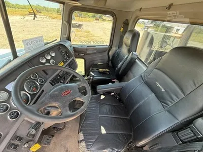 USED 2015 PETERBILT 567