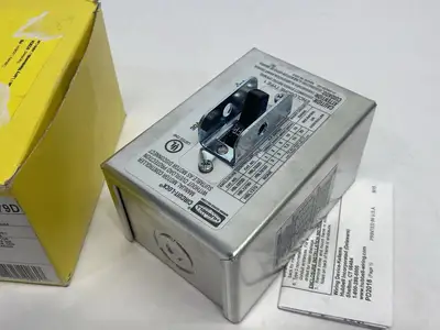 USED HUBBELL MANUAL MOTOR DISCONNECT/CONTROLLER, 30A 600V 3-POLE