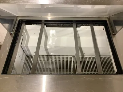 152-0542 True TSSU-48 Self Contained Sandwich Pizza Prep Table Cooler