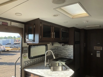 USED 2018 WHITE HAWK 23MRB