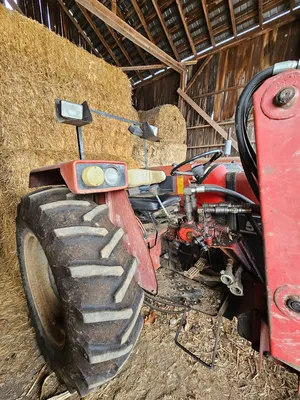 1988 Case International 585 tractor with loader | Iron Listing (40)