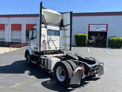 USED 2022 VOLVO VNR42T300