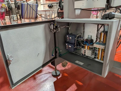 Universal Top and Bottom Label Applicator with Top-and-Bottom Transport Conveyor