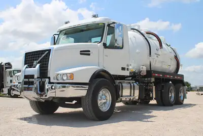 Used 2019 VOLVO VHD64B200 Vacuum Truck Texas US | Roll Off Truck World #1491991