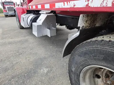 USED 2013 PETERBILT 365