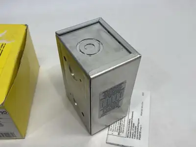 USED HUBBELL MANUAL MOTOR DISCONNECT/CONTROLLER, 30A 600V 3-POLE